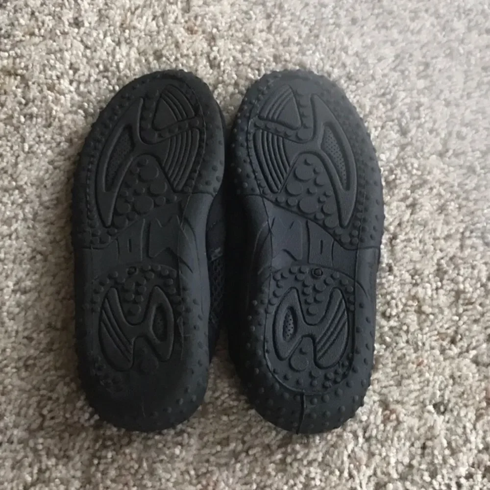 Boys Size Small (5/6) Swim Shoes 👟